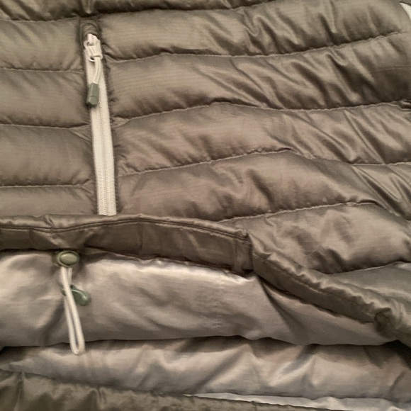 Men’s down jacket by Mountain Hardwear - Picture 9 of 10